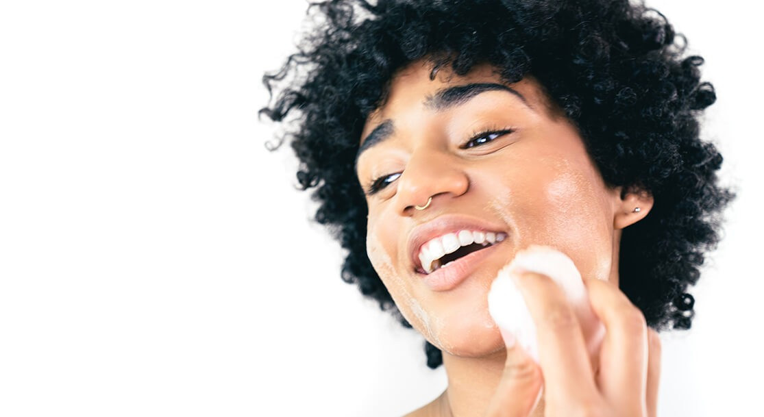 有機皮膚,油和化妝去除劑,以清潔你的臉