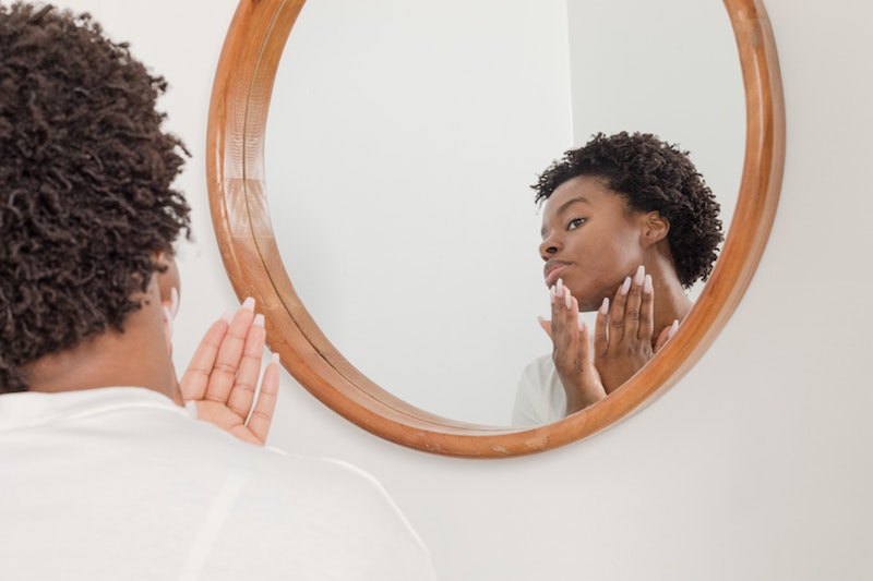 femme devant son miroir